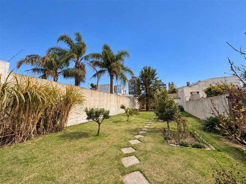 Malvín Casa en venta 3 dormitorios solidez, amplitud y gran fondo al Norte