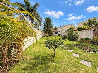 Malvín Casa en venta 3 dormitorios solidez, amplitud y gran fondo al Norte