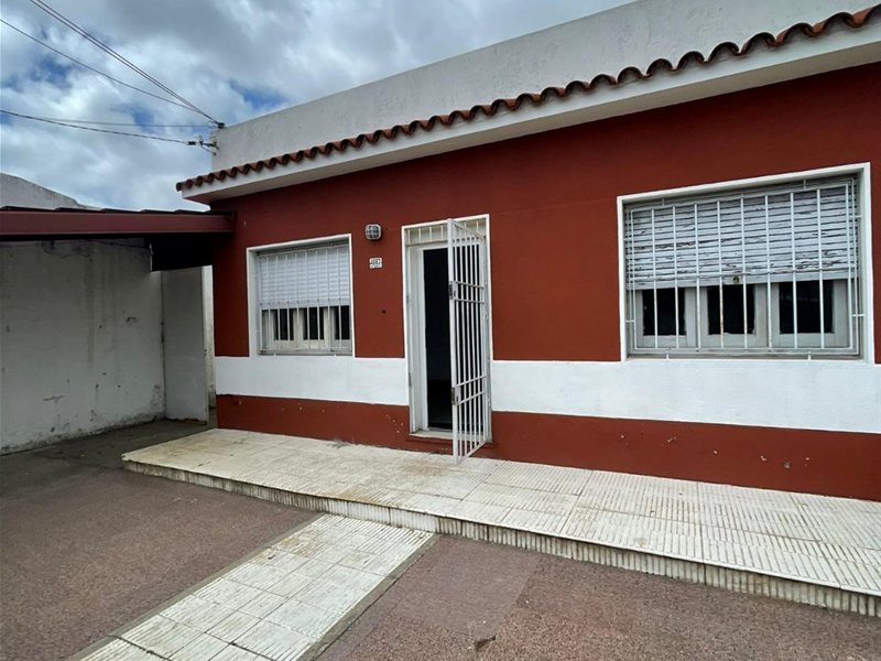 Se vende casa de dos dormitorios grandes y fondo en Maroñas - foto 1