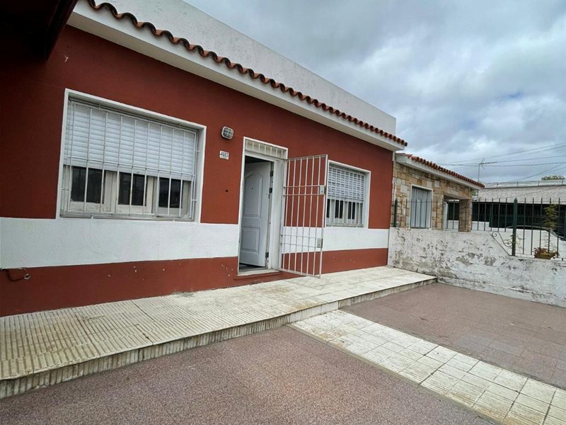 Se vende casa de dos dormitorios grandes y fondo en Maroñas - foto 3