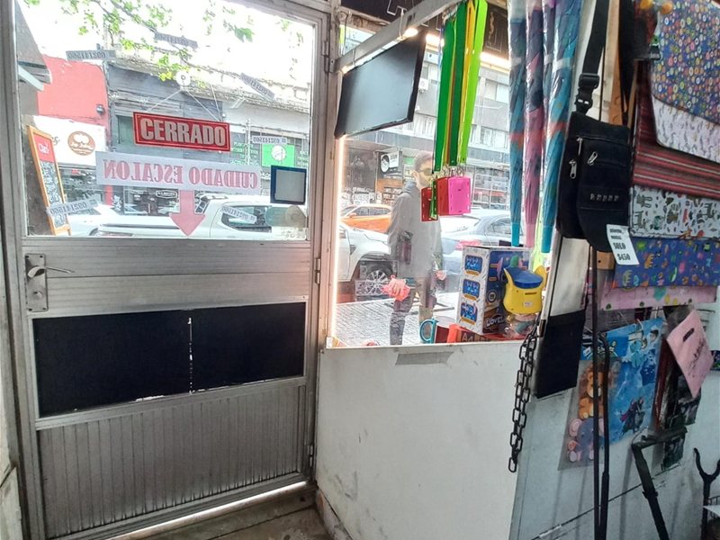 Venta Local Comercial sobre Tristán Narvaja a pasos de 18 de julio - foto 3