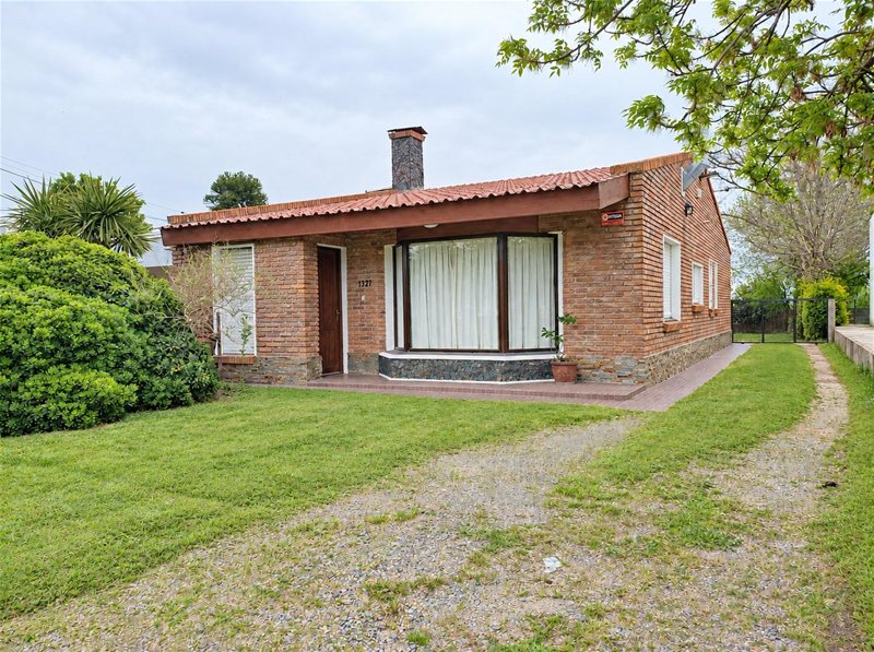 Casa en Alquiler en Nueva Helvecia de 3 dormitorios c/garaje, parrillero y patio Ref: 6069 - foto 1