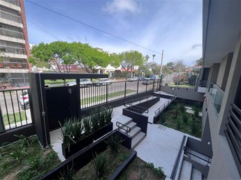 Apartamento de 2 dormitorios con patio con parrillero en venta
