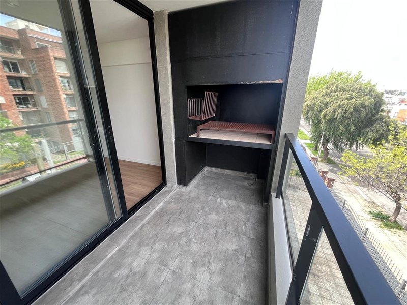 Apartamento de 2 dormitorios, balcón al frente con parrillero en venta - foto 3