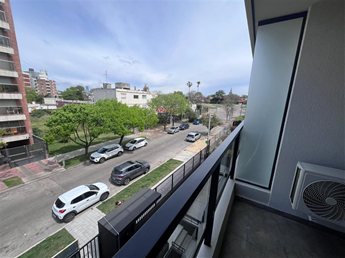 Apartamento de 2 dormitorios, balcón al frente con parrillero en venta
