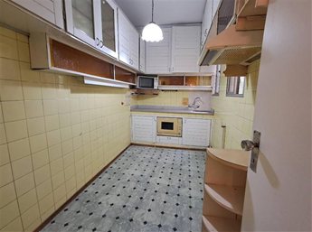 Apartamento en la Comercial a pasos de Br Artigas, Garibaldi y Amezaga