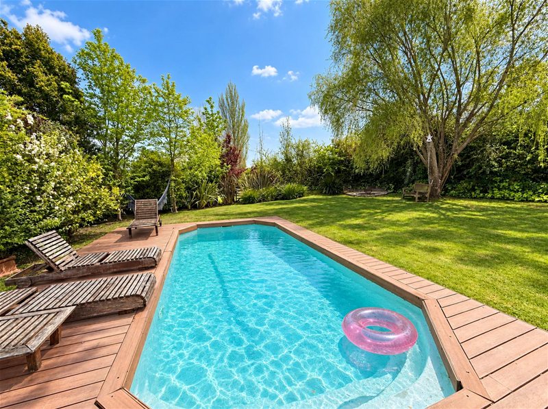 Casa a la venta en Lomas de La Tahona, 4 dormitorios, piscina y jardín Excelente Oportunidad