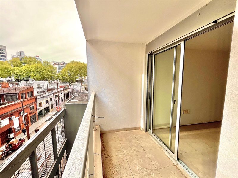 Cordón Sur. Precioso apartamento amplio y luminoso !! CON GGE FIJO . Living comedor con terraza. 2 Dormitorios. 1 Baño . Cocina definida muy cómoda   Buena profusión de placares y tza. - foto 3
