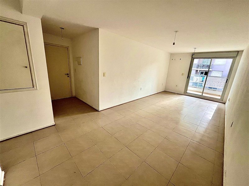 Cordón Sur. Precioso apartamento amplio y luminoso !! CON GGE FIJO . Living comedor con terraza. 2 Dormitorios. 1 Baño . Cocina definida muy cómoda   Buena profusión de placares y tza. - foto 4
