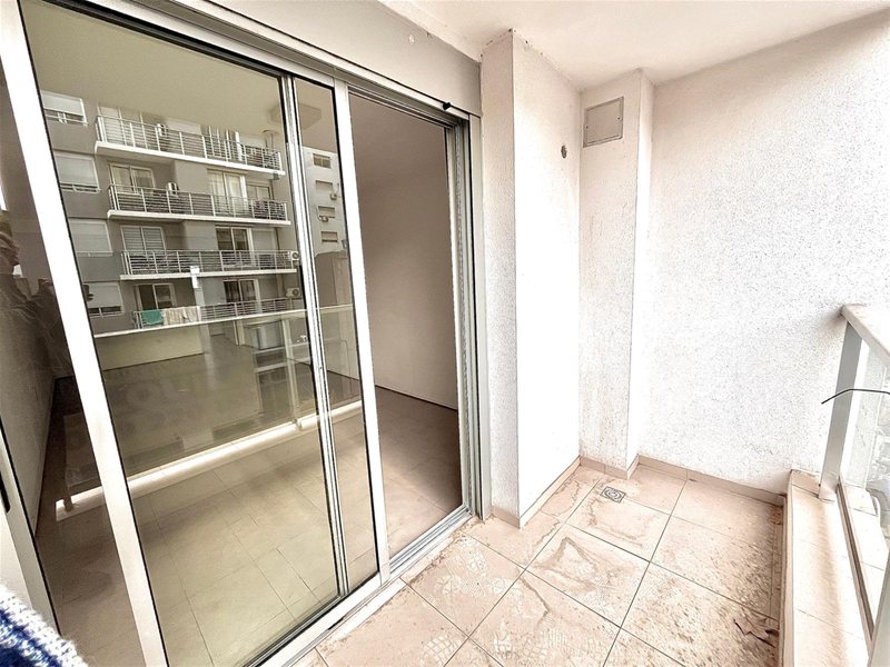 Cordón Sur. Precioso apartamento amplio y luminoso !! CON GGE FIJO . Living comedor con terraza. 2 Dormitorios. 1 Baño . Cocina definida muy cómoda   Buena profusión de placares y tza. - foto 2
