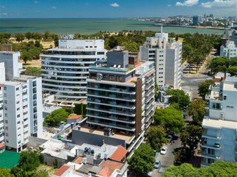 PUNTA CARRETAS Venta magnífico Apartamento 2 Dormitorios a 1 cuadra y media del Shopping, 2 Baños con 71m2 de terrazas y garaje, AMENITIES: Piscina en azotea, Parrillero, Gimnasio - foto 7