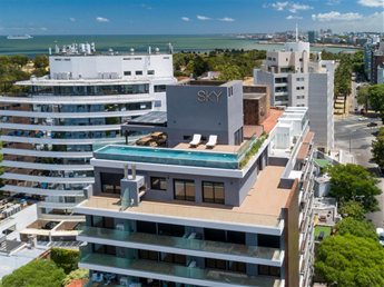 PUNTA CARRETAS Venta magnífico Apartamento 2 Dormitorios a 1 cuadra y media del Shopping, 2 Baños con 71m2 de terrazas y garaje, AMENITIES: Piscina en azotea, Parrillero, Gimnasio - foto 6