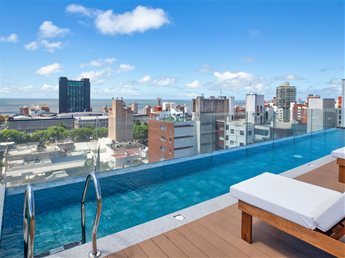 PUNTA CARRETAS Venta magnífico Apartamento 2 Dormitorios a 1 cuadra y media del Shopping, 2 Baños con 71m2 de terrazas y garaje, AMENITIES: Piscina en azotea, Parrillero, Gimnasio