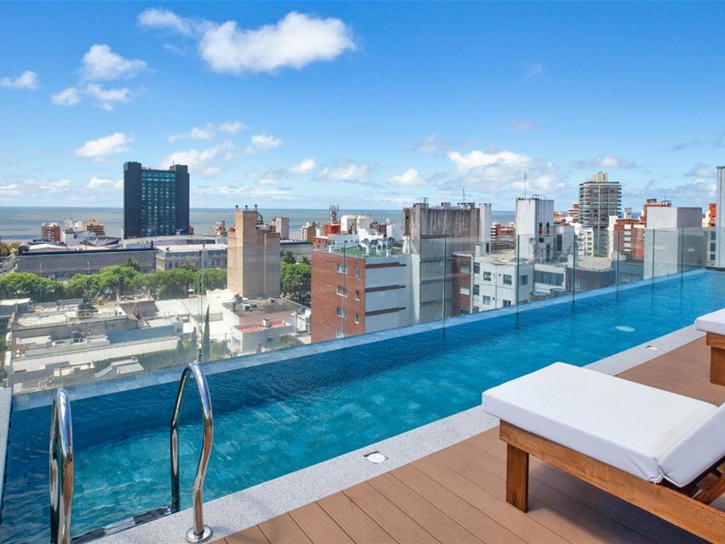 PUNTA CARRETAS Venta magnífico Apartamento 2 Dormitorios a 1 cuadra y media del Shopping, 2 Baños con 71m2 de terrazas y garaje, AMENITIES: Piscina en azotea, Parrillero, Gimnasio - foto 2