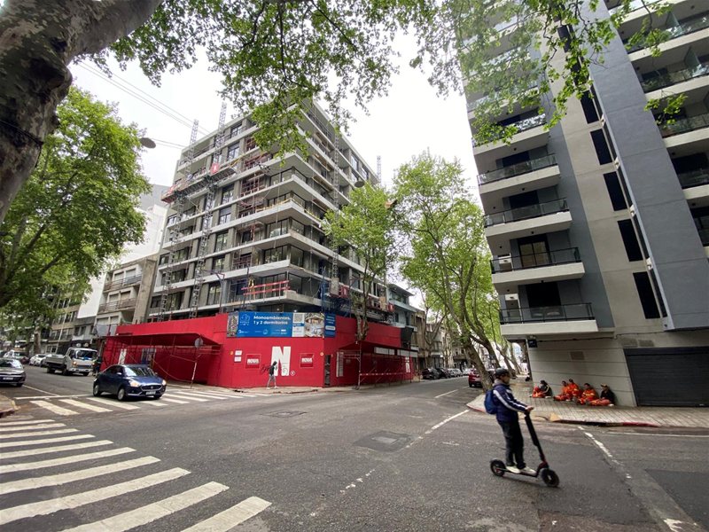 Terreno para edificio de 10 pisos en el centro próximo 18 de Julio al sur para vivienda promovida venta - foto 1
