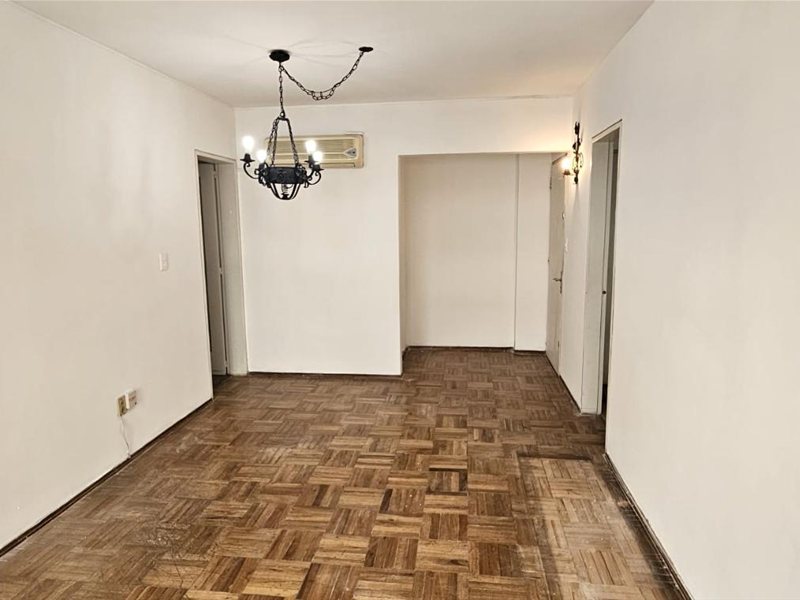 Alquiler apartamento en Pocitos de 3 dormitorios y 2 baños, patio chico,  garaje amplio. - foto 2