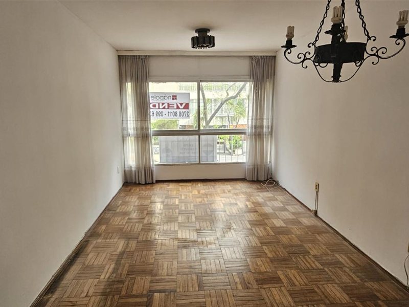 Alquiler apartamento en Pocitos de 3 dormitorios y 2 baños, patio chico,  garaje amplio. - foto 1
