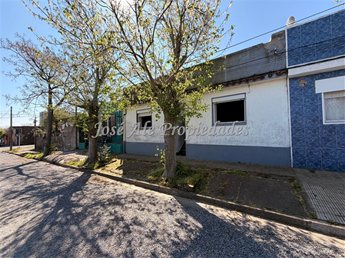 EN VENTA CASA CENTRICA A RECICLAR DE 3 DORM, PROXIMA A LA TERMINAL DE OMNIBUS Y PUERTO COMERCIAL DE COLONIA.