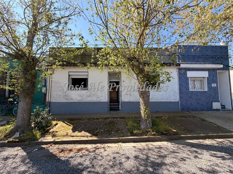EN VENTA CASA CENTRICA A RECICLAR DE 3 DORM, PROXIMA A LA TERMINAL DE OMNIBUS Y PUERTO COMERCIAL DE COLONIA. - foto 3