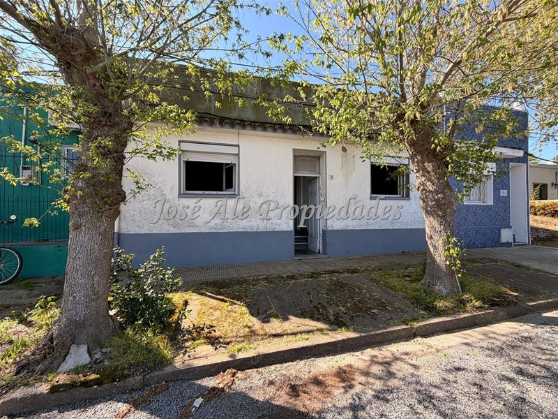 EN VENTA CASA CENTRICA A RECICLAR DE 3 DORM, PROXIMA A LA TERMINAL DE OMNIBUS Y PUERTO COMERCIAL DE COLONIA. - foto 4