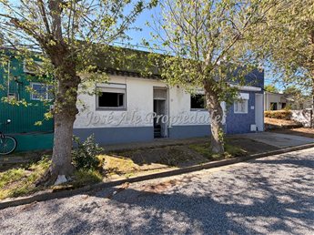 EN VENTA CASA CENTRICA A RECICLAR DE 3 DORM, PROXIMA A LA TERMINAL DE OMNIBUS Y PUERTO COMERCIAL DE COLONIA. - foto 5