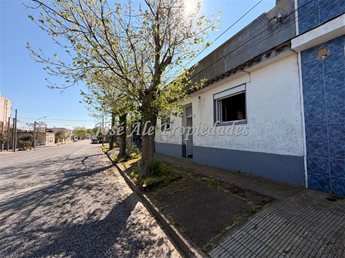EN VENTA CASA CENTRICA A RECICLAR DE 3 DORM, PROXIMA A LA TERMINAL DE OMNIBUS Y PUERTO COMERCIAL DE COLONIA. - foto 6