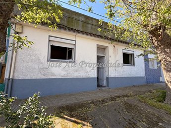 EN VENTA CASA CENTRICA A RECICLAR DE 3 DORM, PROXIMA A LA TERMINAL DE OMNIBUS Y PUERTO COMERCIAL DE COLONIA. - foto 7