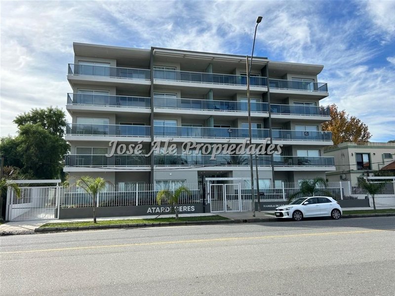 EN VENTA APARTAMENTO DE 2 DORMITORIOS EN PLANTA BAJA UBICADO EN EDIFICIO SOBRE LA RAMBLA DE COLONIA. - foto 1