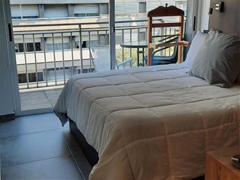 Pocitos, Un Ambiente amplio, con cama doble, cocina definida, lavadero. Terraza al frente. Reciclado