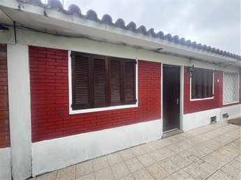 Alquiler casa de dos dormitorios en Lezica/Colón.