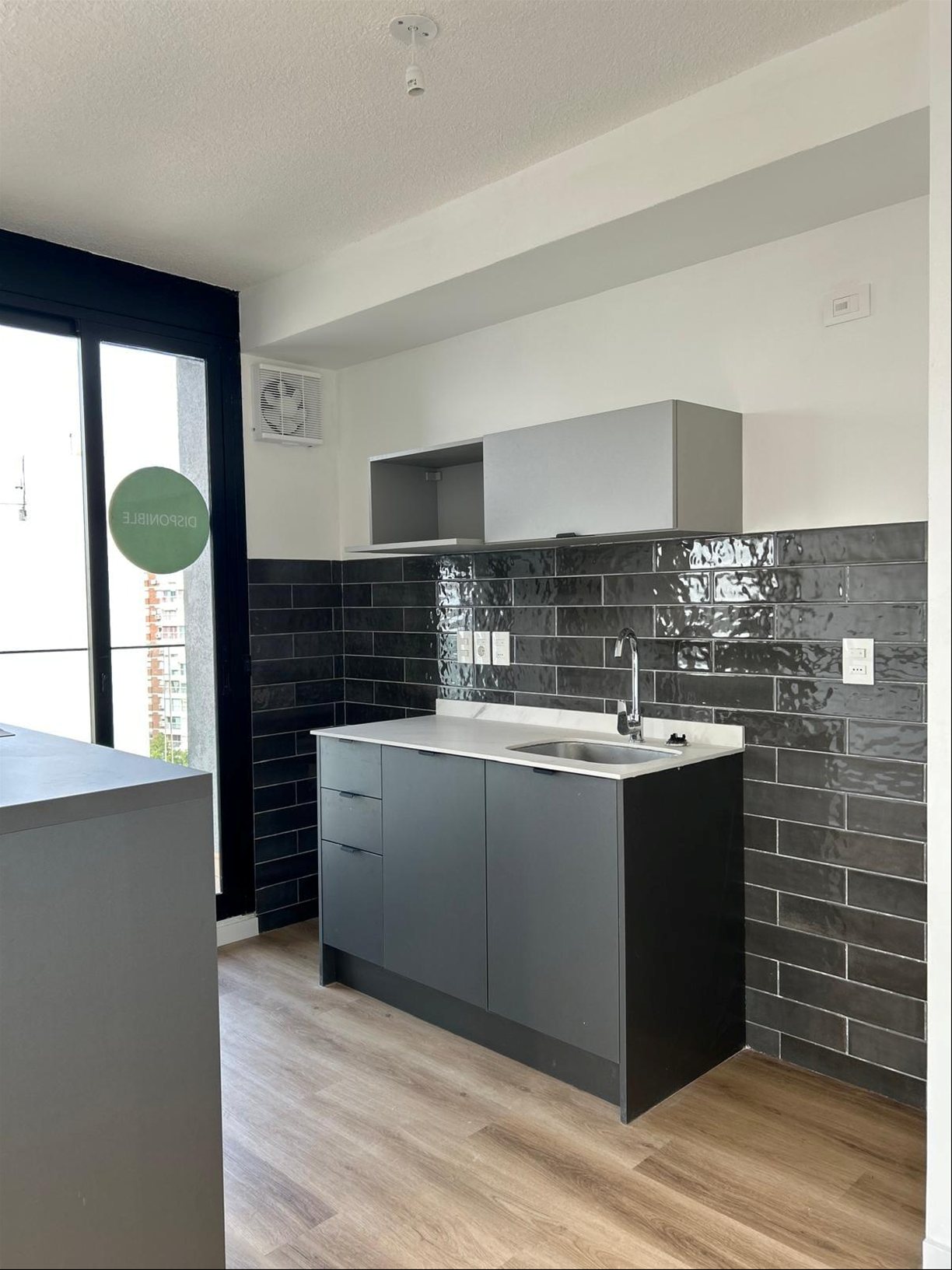 Alquiler apartamento de 2 dormitorios en Tres Cruces, con garaje incluído en el precio, electrodomésticos. · Foto 1