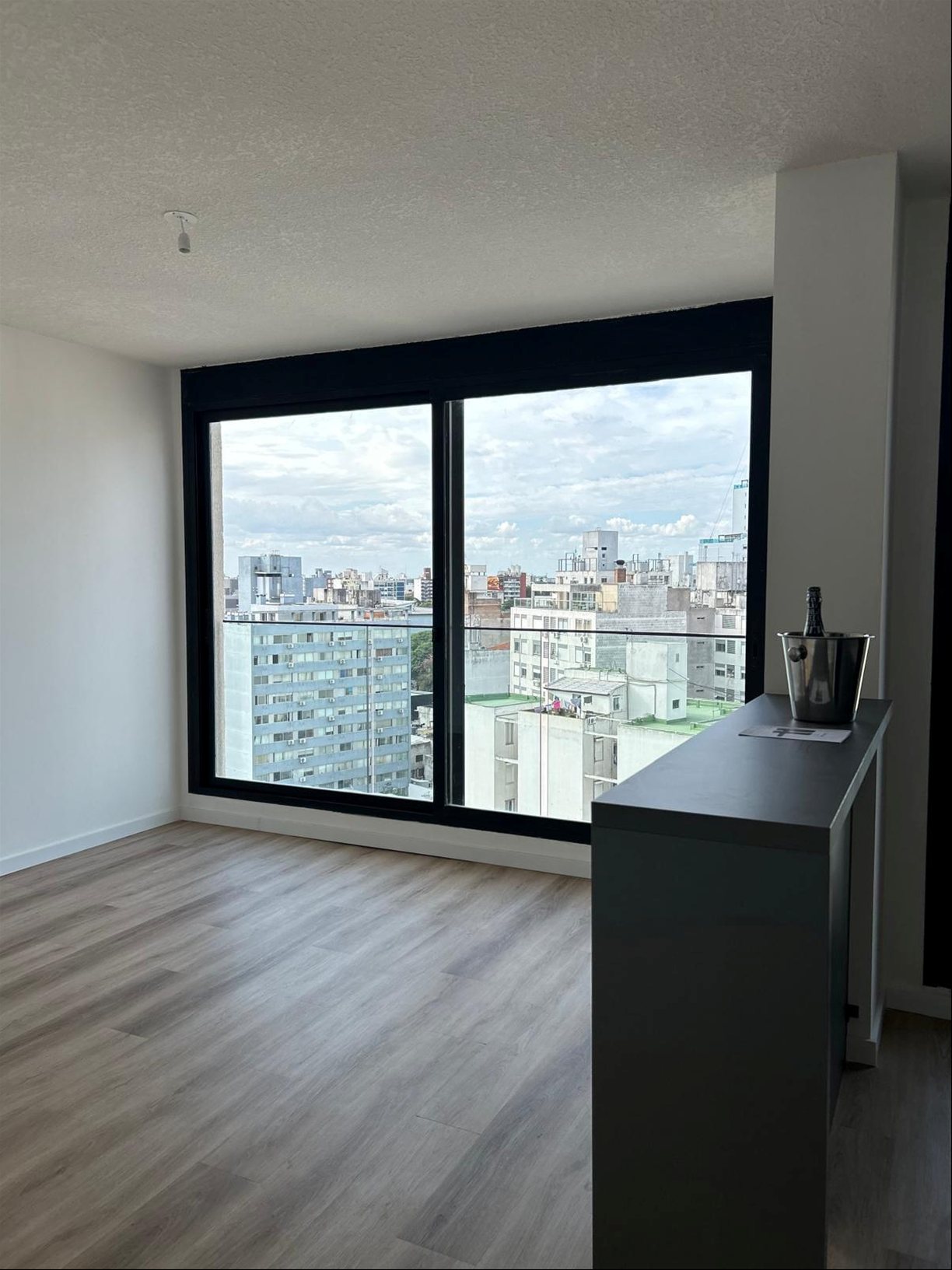 Alquiler apartamento de 2 dormitorios en Tres Cruces, con garaje incluído en el precio, electrodomésticos. · Foto 2