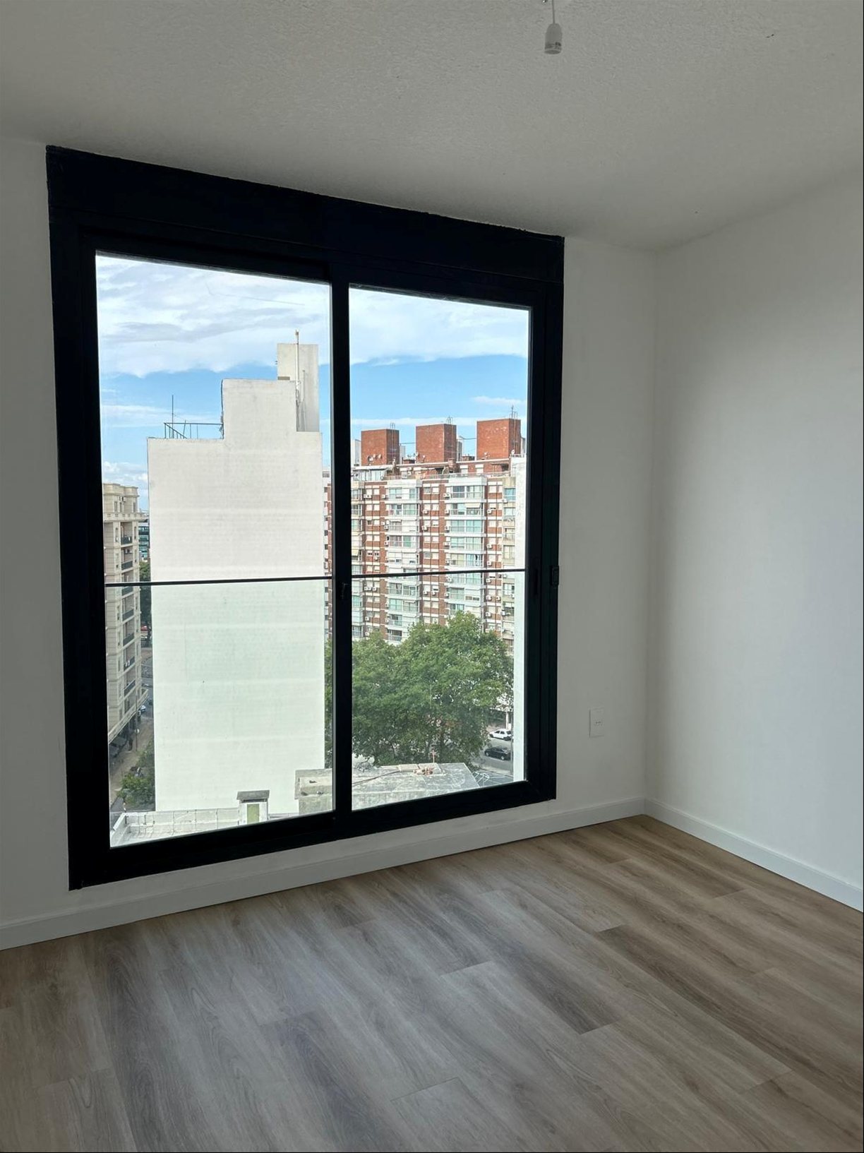 Alquiler apartamento de 2 dormitorios en Tres Cruces, con garaje incluído en el precio, electrodomésticos. · Foto 3