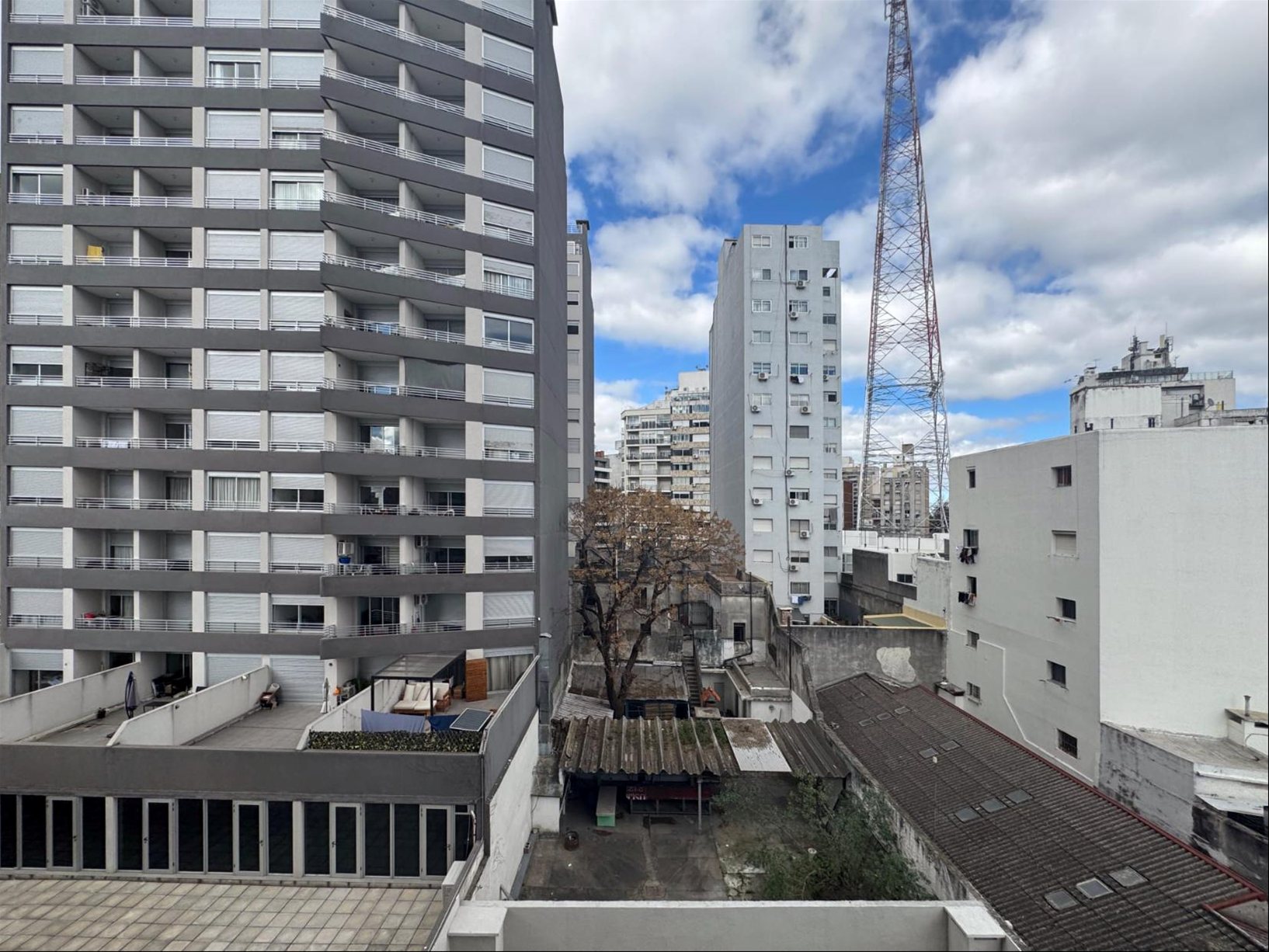Alquiler de apartamento de 1 dormitorio en Tres Cruces, piso alto. · Foto 4