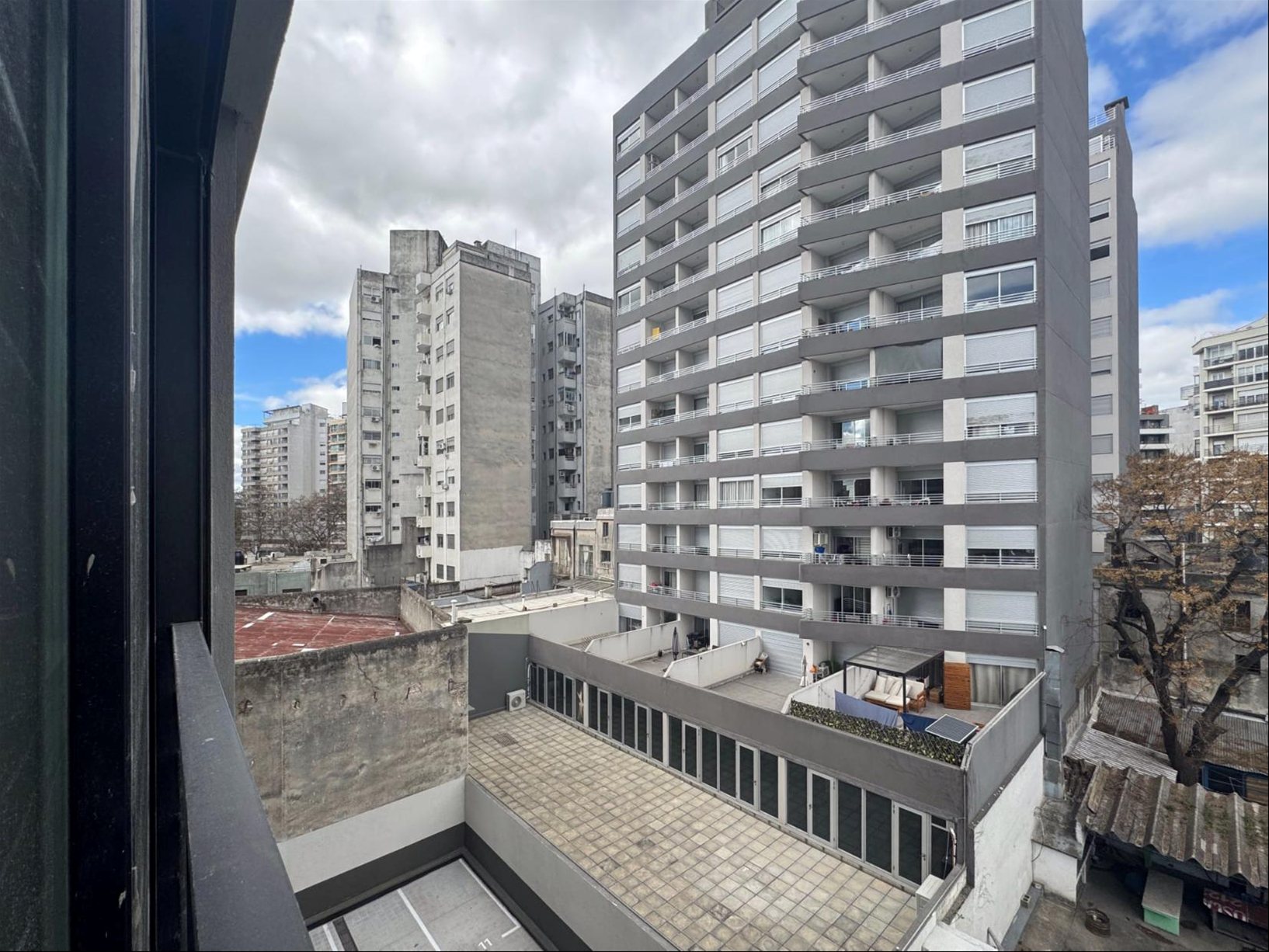 Alquiler de apartamento de 1 dormitorio en Tres Cruces, piso alto. · Foto 5