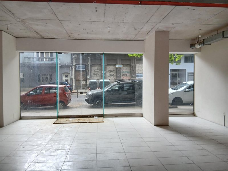 CENTRO Alquiler muy buen Local comercial 60m2, frente vidriado, muy buena visibilidad, muy luminoso, buena ubicación sobre Andes esquina Maldonado - foto 3