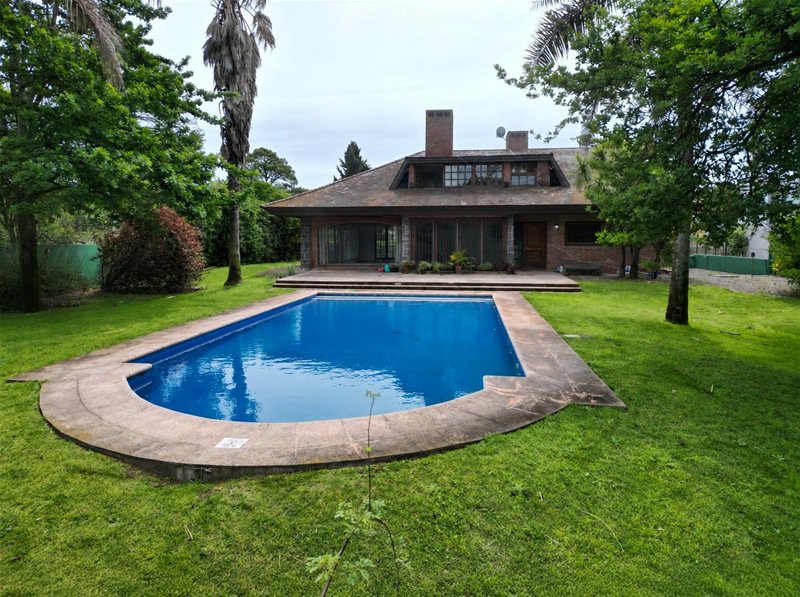 Alquiler Casa en Carrasco – 4 Suites, Piscina, Barbacoa y Cancha - foto 1