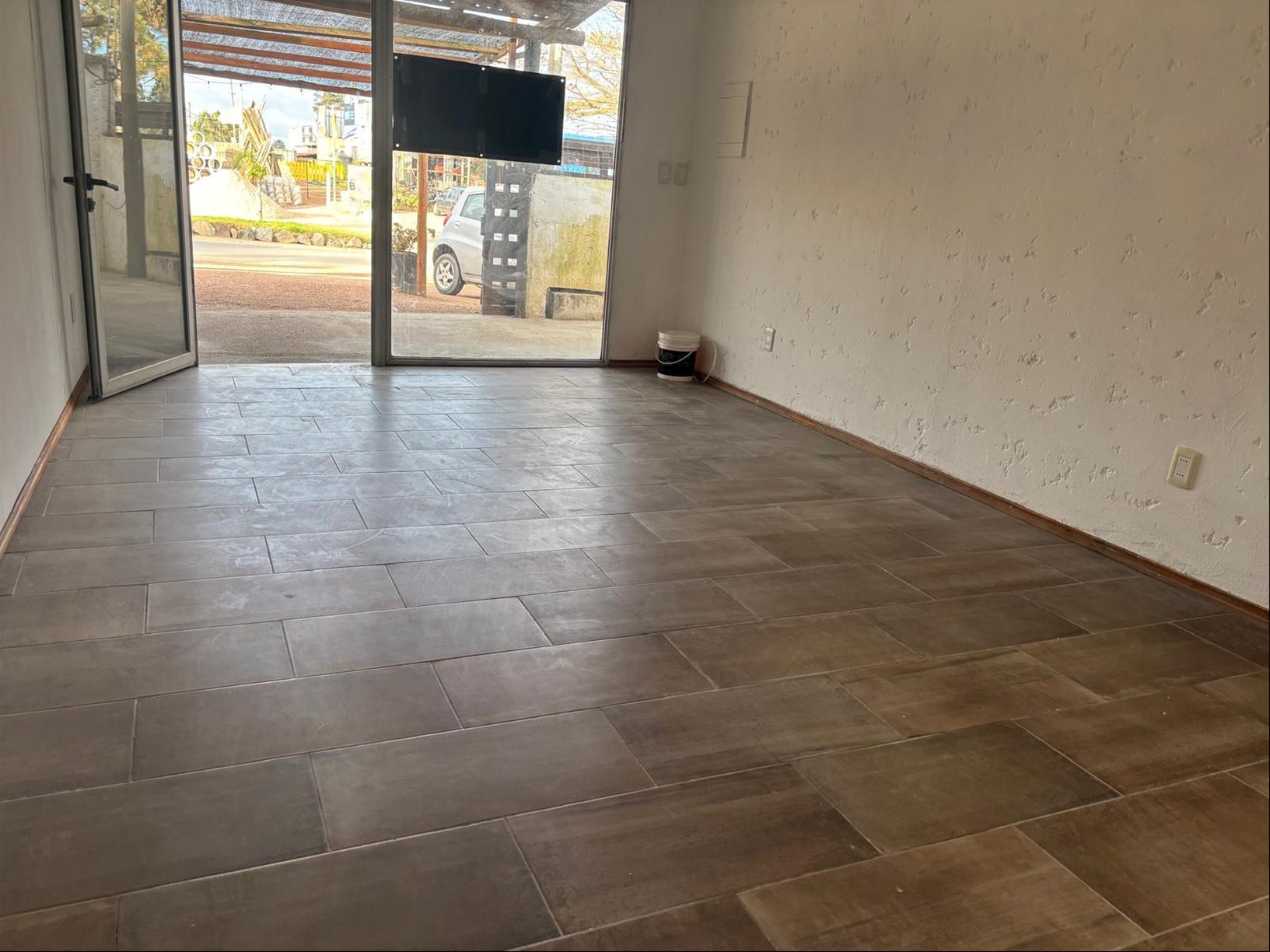 IMPECABLE LOCAL COMERCIAL SOBRE AVENIDA EN CENTRO COMERCIAL Lomas de Solymar Alquiler Ciudad de la Costa · Foto 2