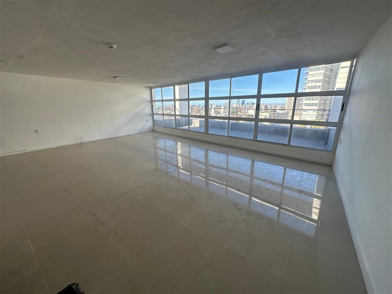 PARQUE BATLLE Venta Apartamento Duplex al frente de 180m2 + Terrazas, destino Vivienda u Oficinas, amplios ventanales, muy luminoso, finas terminaciones - foto 4