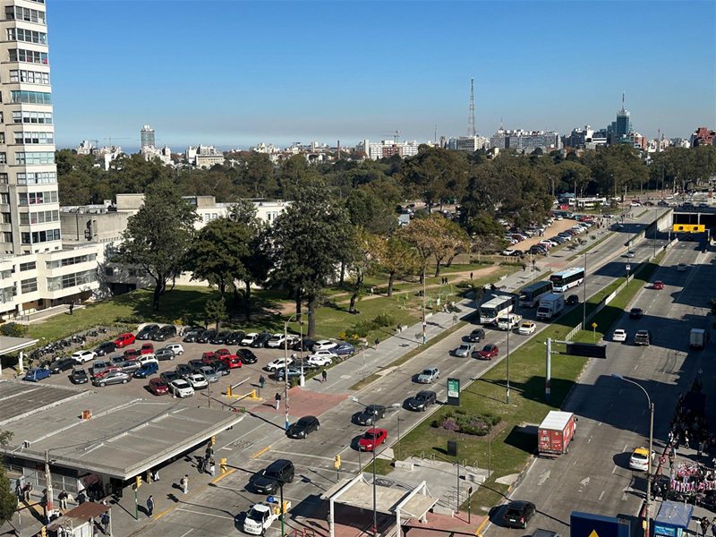 PARQUE BATLLE Venta Apartamento Duplex al frente de 180m2 + Terrazas, destino Vivienda u Oficinas, amplios ventanales, muy luminoso, finas terminaciones - foto 2