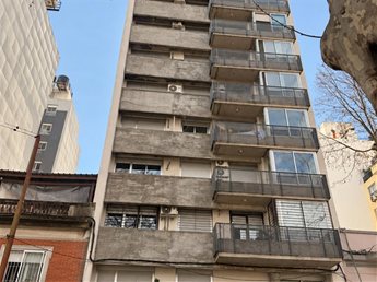 Apartamento al frente, dos dormitorios, garaje. Impecable !!!