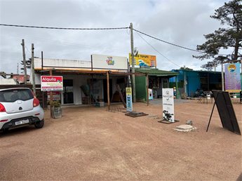 IMPECABLE LOCAL COMERCIAL SOBRE AVENIDA EN CENTRO COMERCIAL Lomas de Solymar Alquiler Ciudad de la Costa · Foto 1
