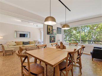 Impecable apartamento en Pocitos / Punta Carretas. 3 dormitorios y Servicio Completo. Alquila Garaje en el edificio.