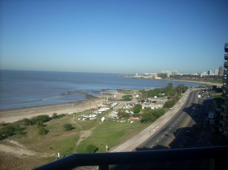 Venta apartamento de un dormitorio con renta garaje terraza piso alto rambla Malvin - foto 2