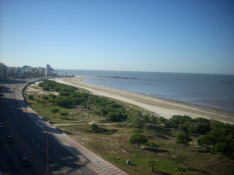 Venta apartamento de un dormitorio con renta garaje terraza piso alto rambla Malvin - foto 3