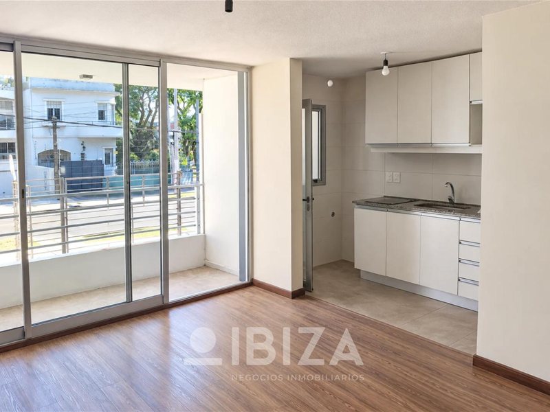 Venta apartamento con renta Malvin 1 dormitorio con terraza, patio y garage. A metros de la Rambla - foto 2