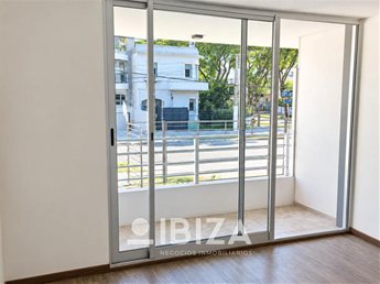 Venta apartamento con renta Malvin 1 dormitorio con terraza, patio y garage. A metros de la Rambla - foto 6