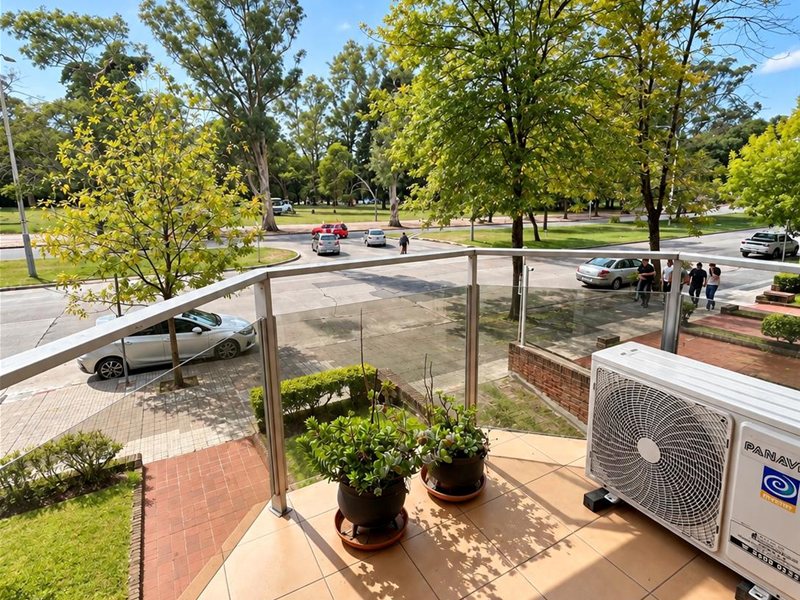 Venta apartamento 3 dormitorios, estar, terrazas, servicio, 2 garajes frente al Parque Batlle. - foto 1