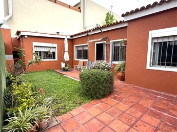 Hermosa Casa 2 dormitorios con jardín.