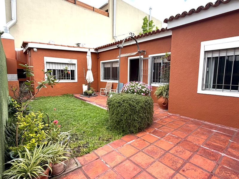Hermosa Casa 2 dormitorios con jardín. - foto 2